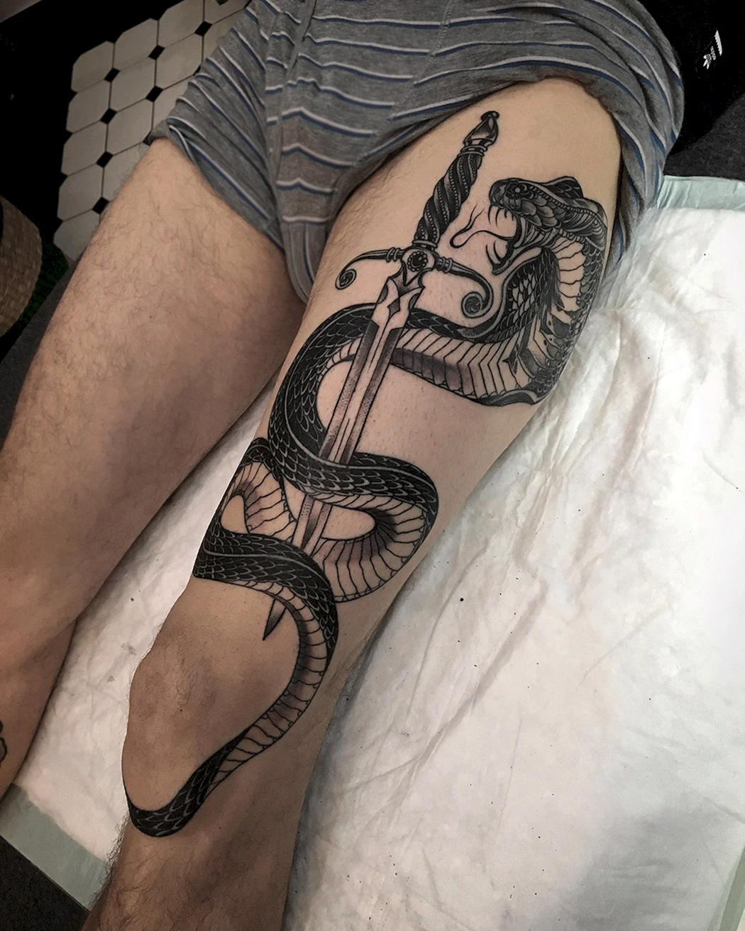 Тату Кобра на ноге