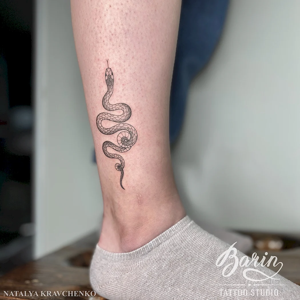 Змея на лодыжке