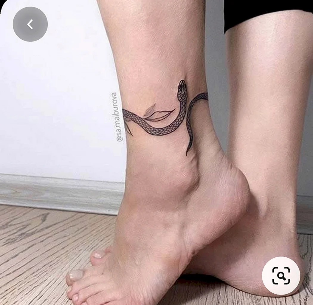 Тату змеи на щиколотке