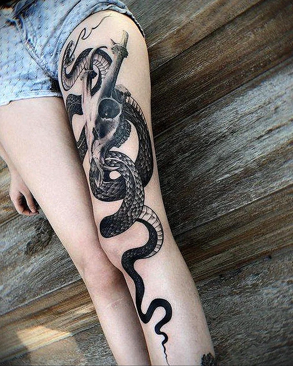 Тату змея на руке