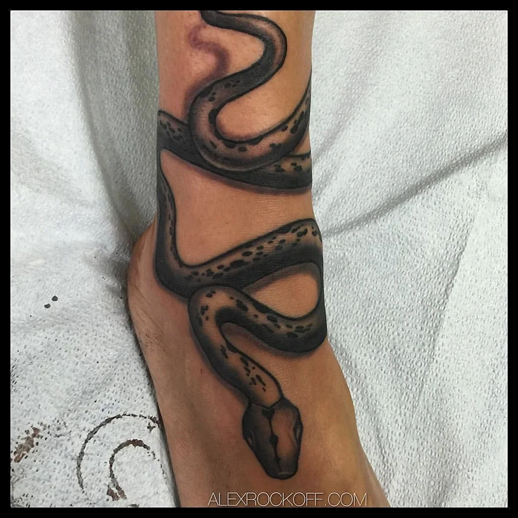 Тату змея вокруг ноги