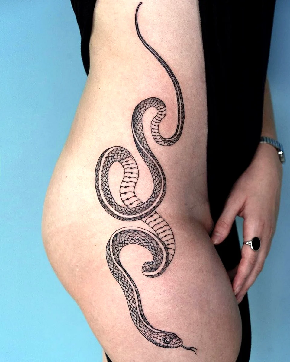 Тату змея на бедре