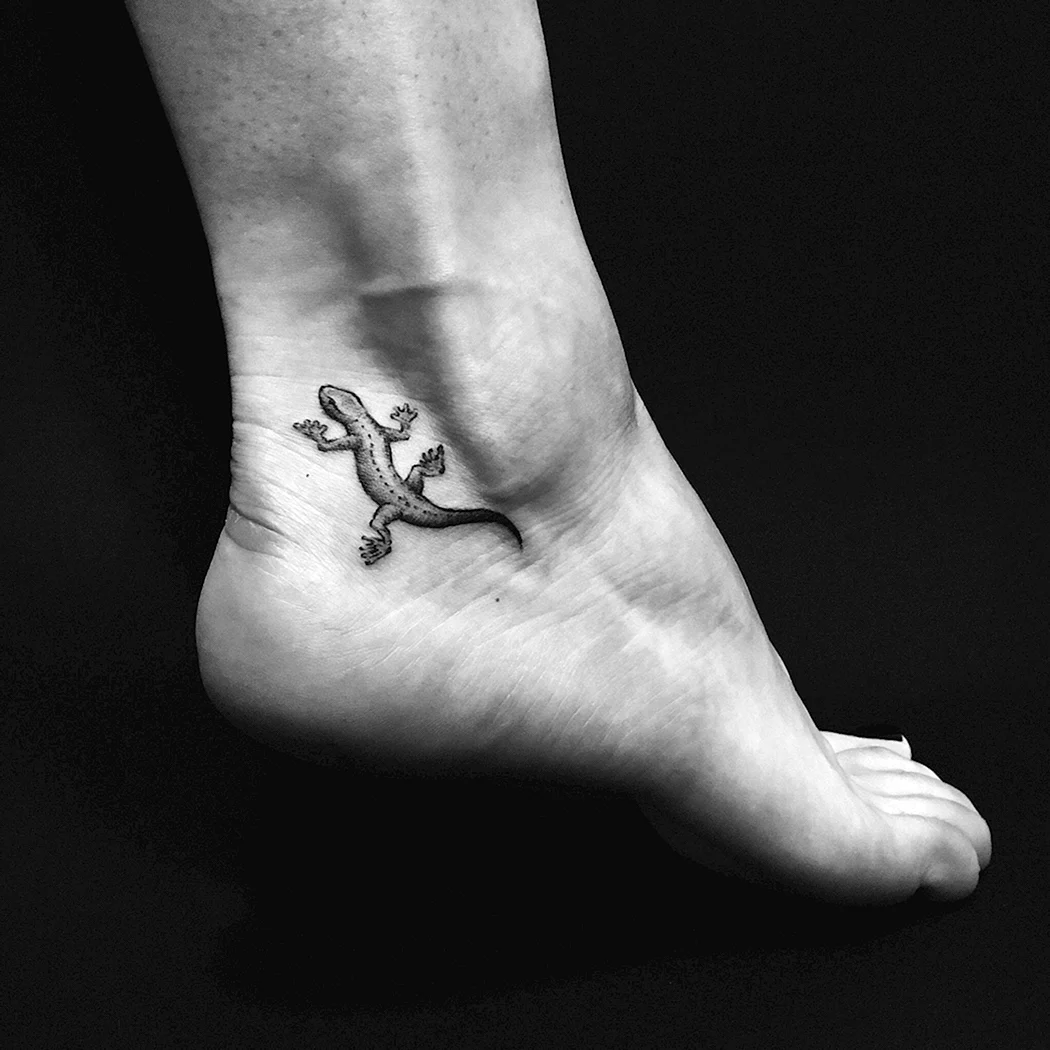 Тату змея на лодыжке