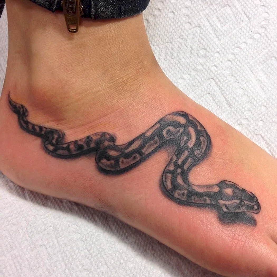 Тату змея на ноге