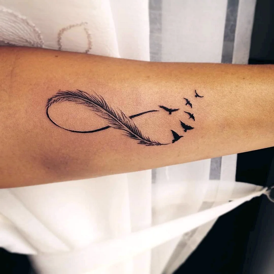 Тату бесконечность с пером