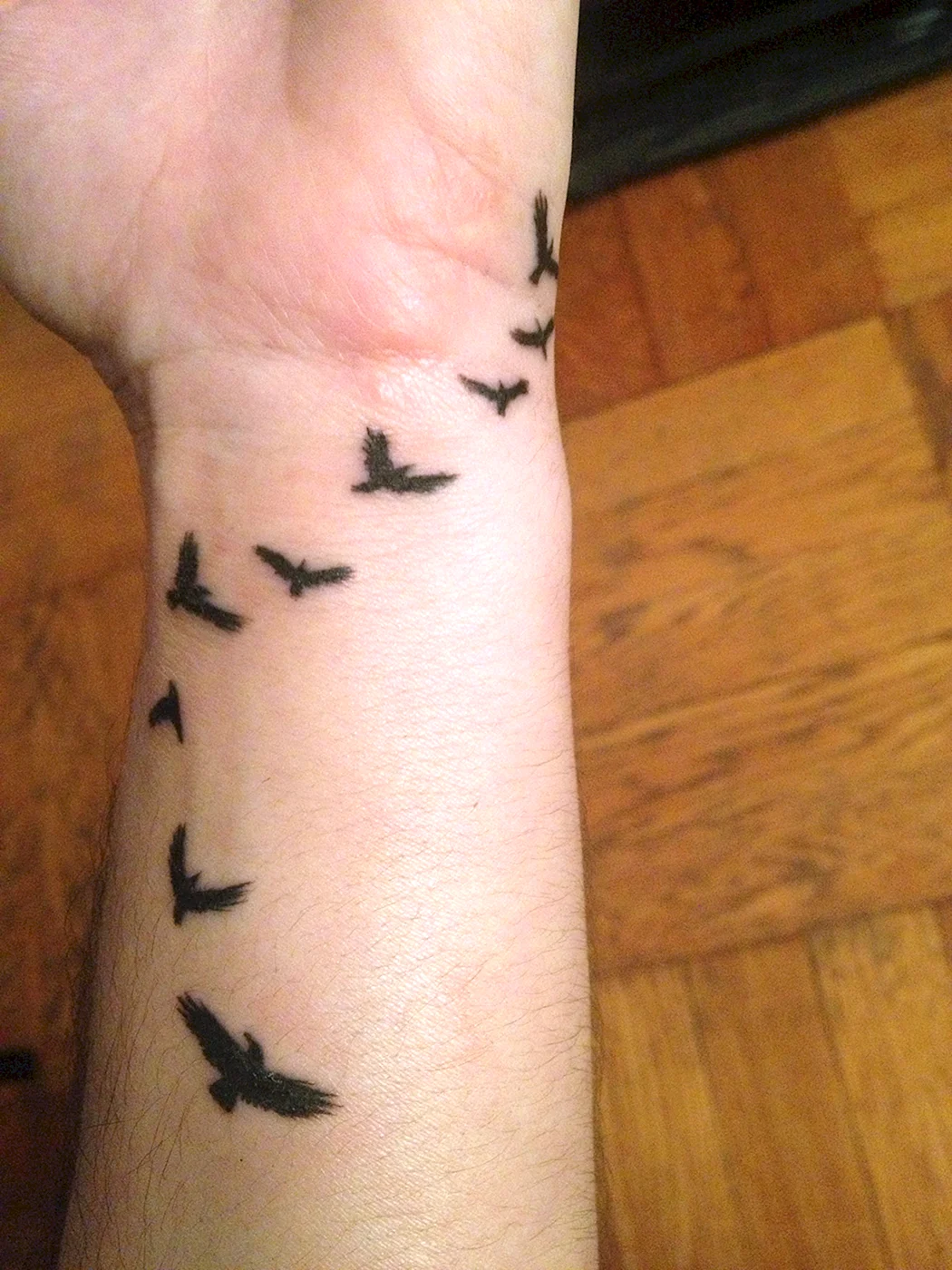 Тату птицы вокруг руки
