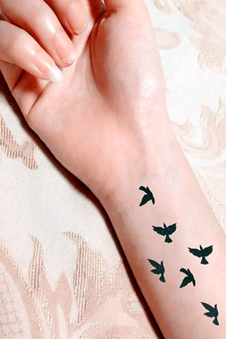 Тату птички на запястье