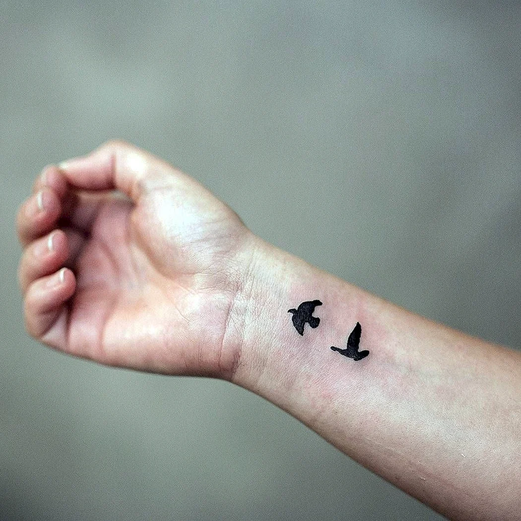 Птица на запястье