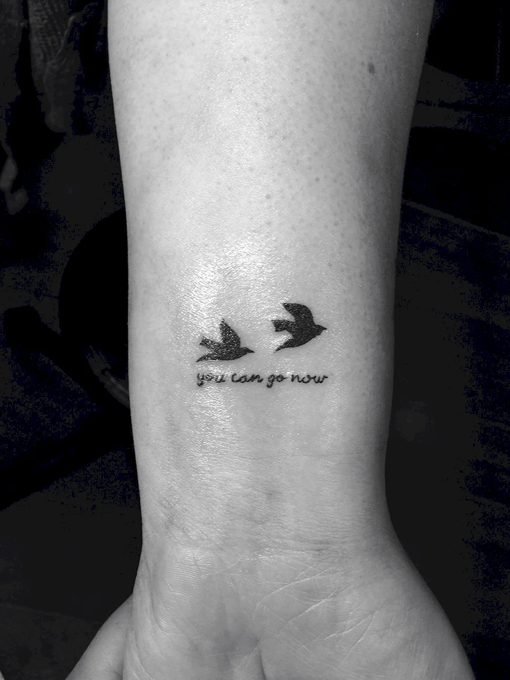 Тату птички на запястье