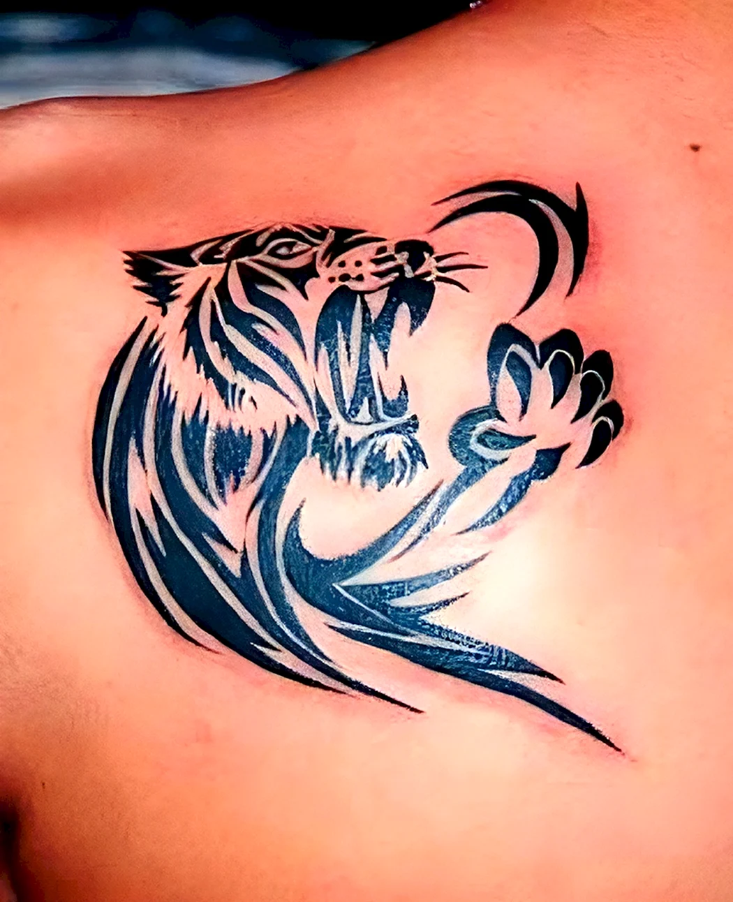 Тату тигр на шее
