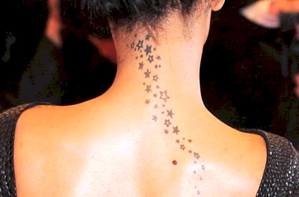 Рианна тату звездочки