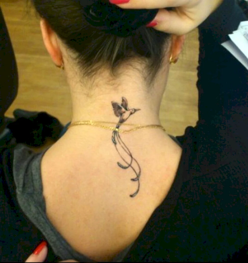 Тату для женщин на шее сзади
