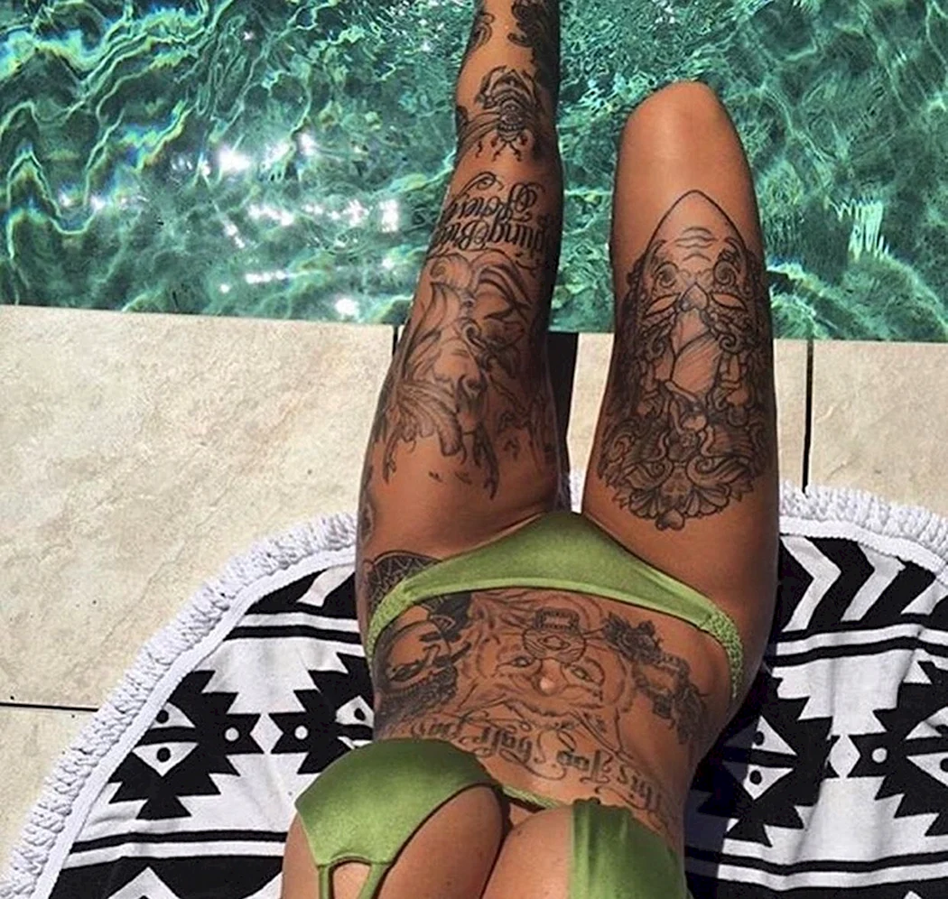 Тату на внутренней стороне бедра