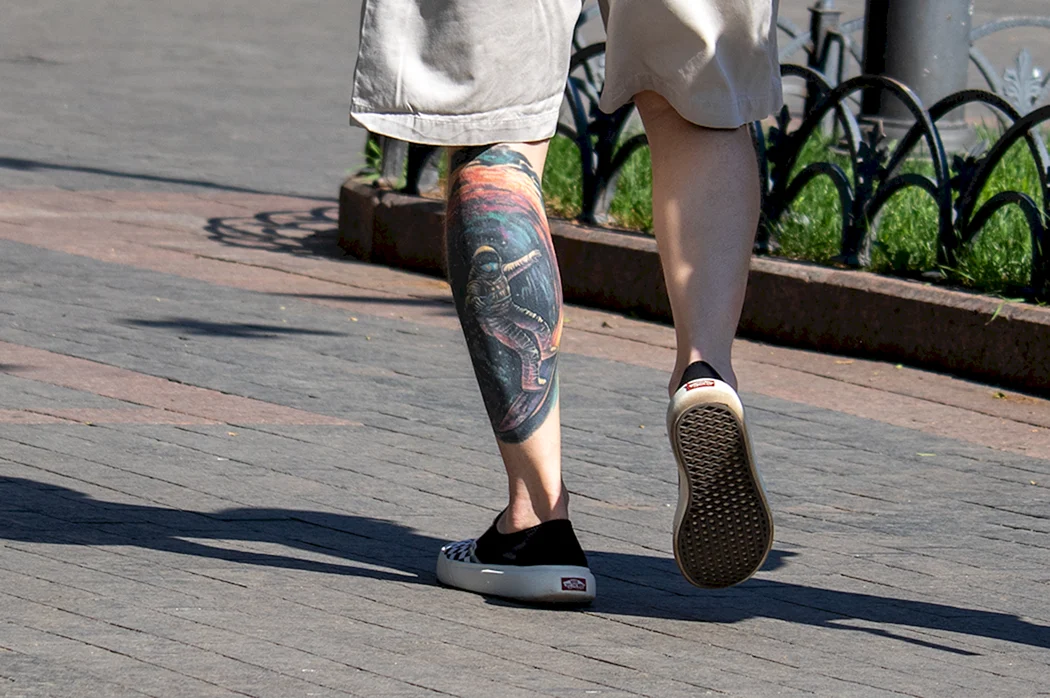 Тату на ноге