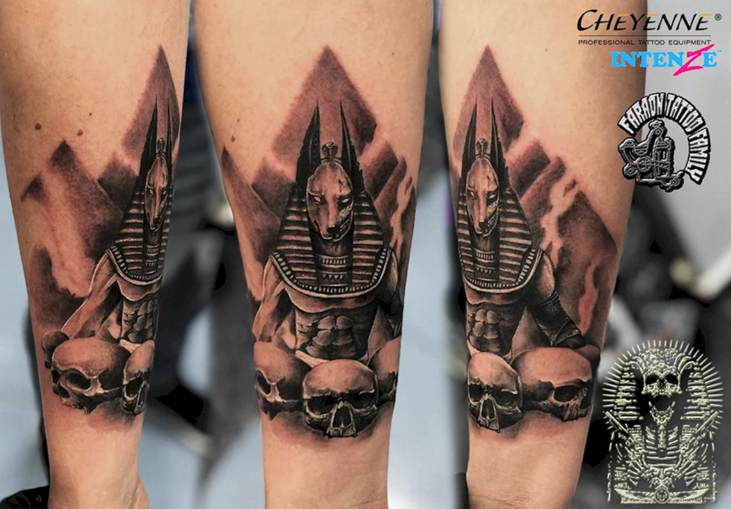 Тату Анубис с пирамидами