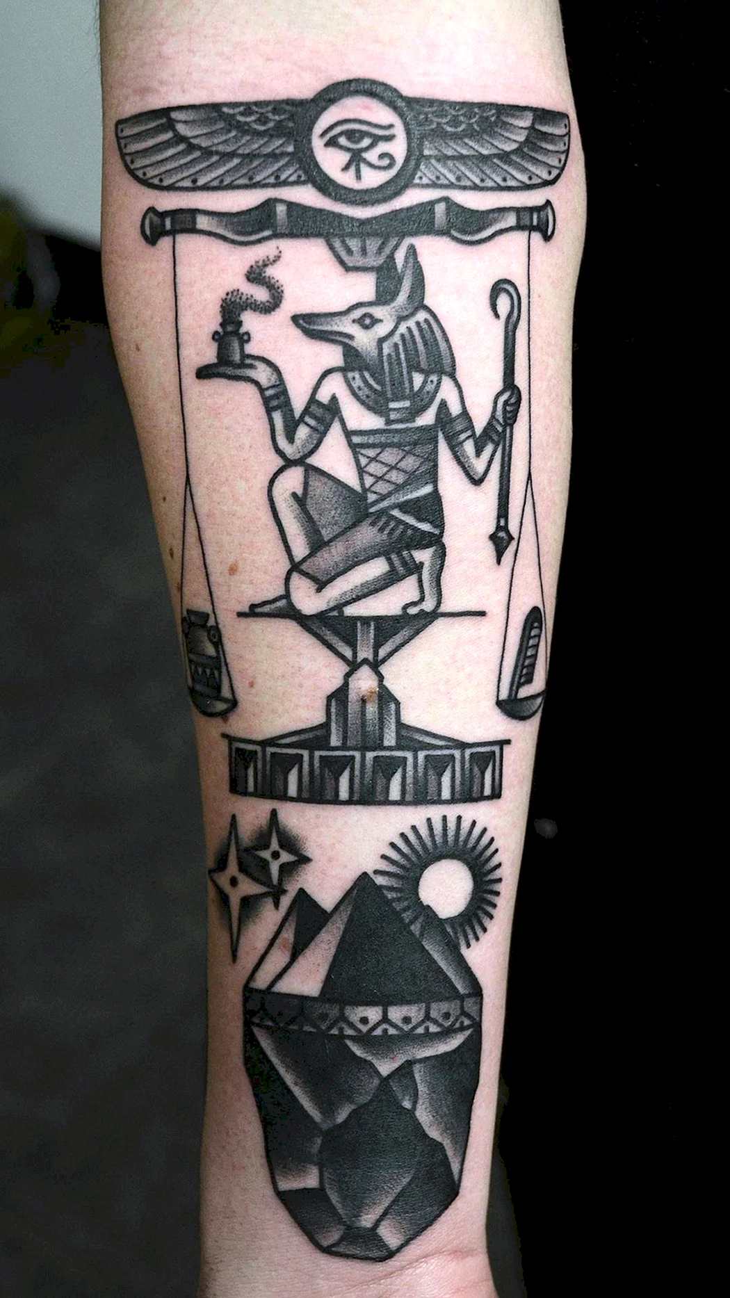 Тату Анубис с пирамидами
