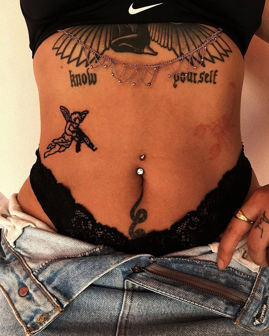 Необычные тату на животе