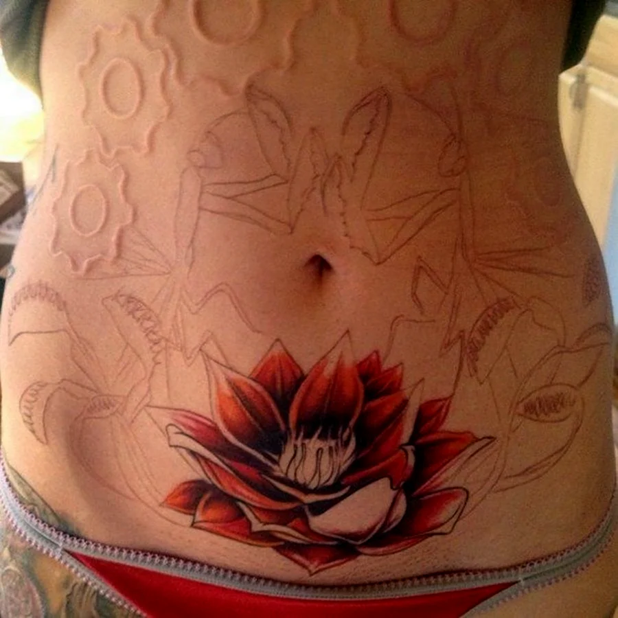 Тату на животе для девушек на растяжках
