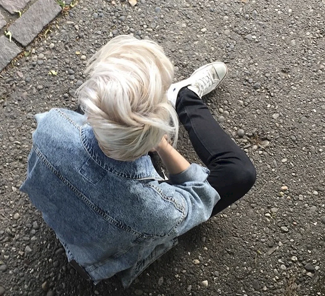 Блондинка с короткими волосами со спины