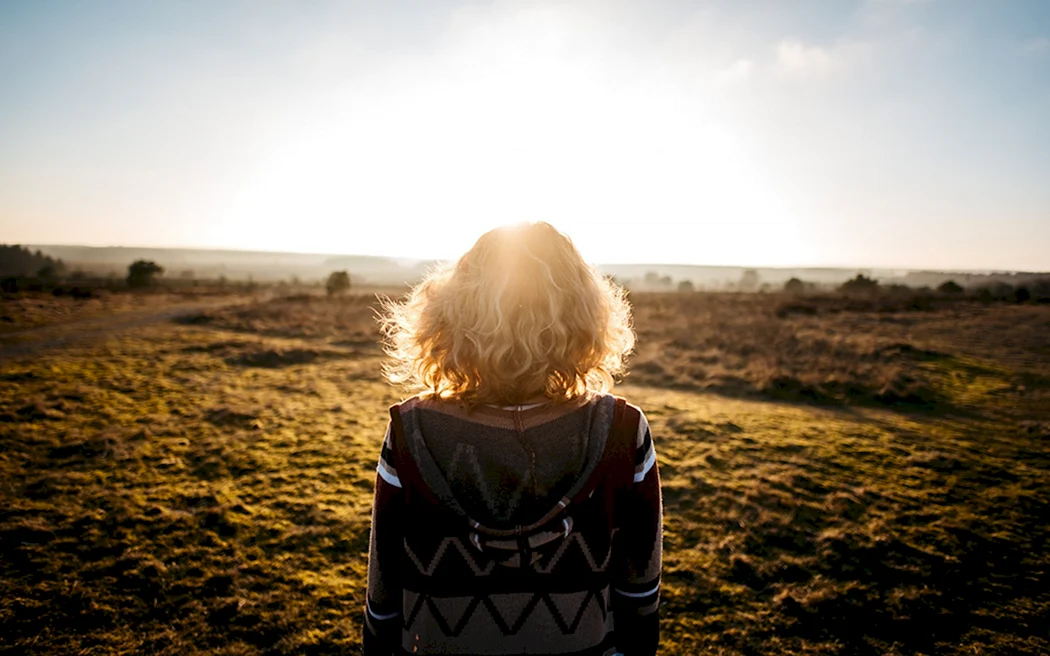 Блондинка с короткими волосами со спины