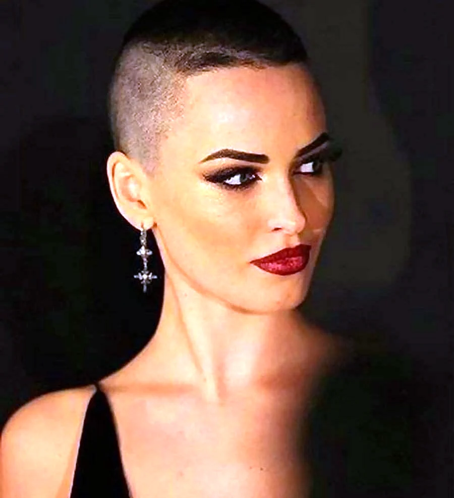 Наташа Уайтман лысая