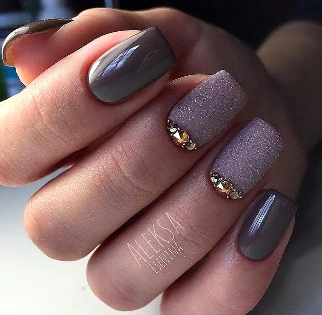 Элегантный матовый маникюр