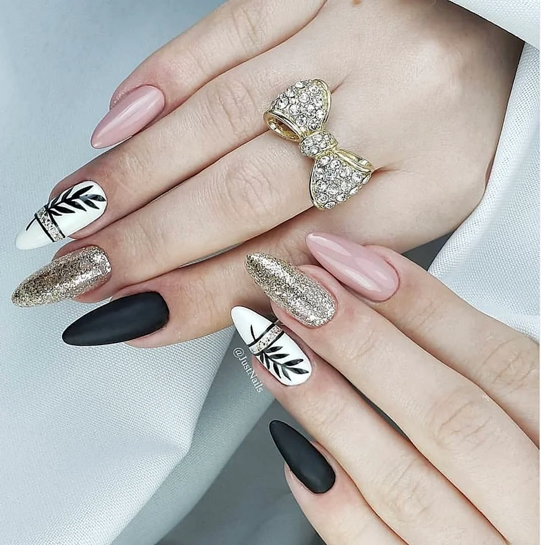 Маникюр бежевый с черным и серебром