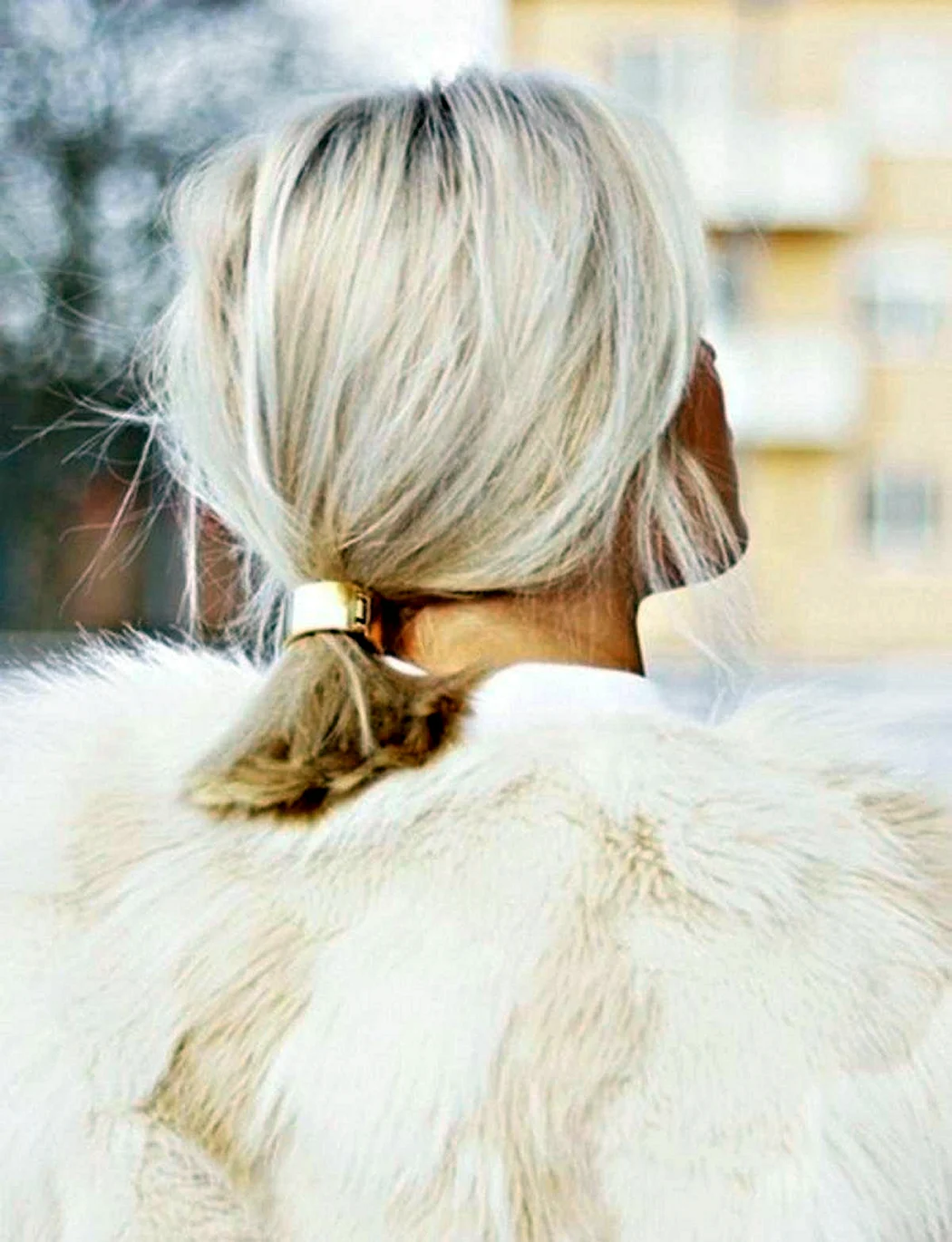 Блондинка с каре со спины