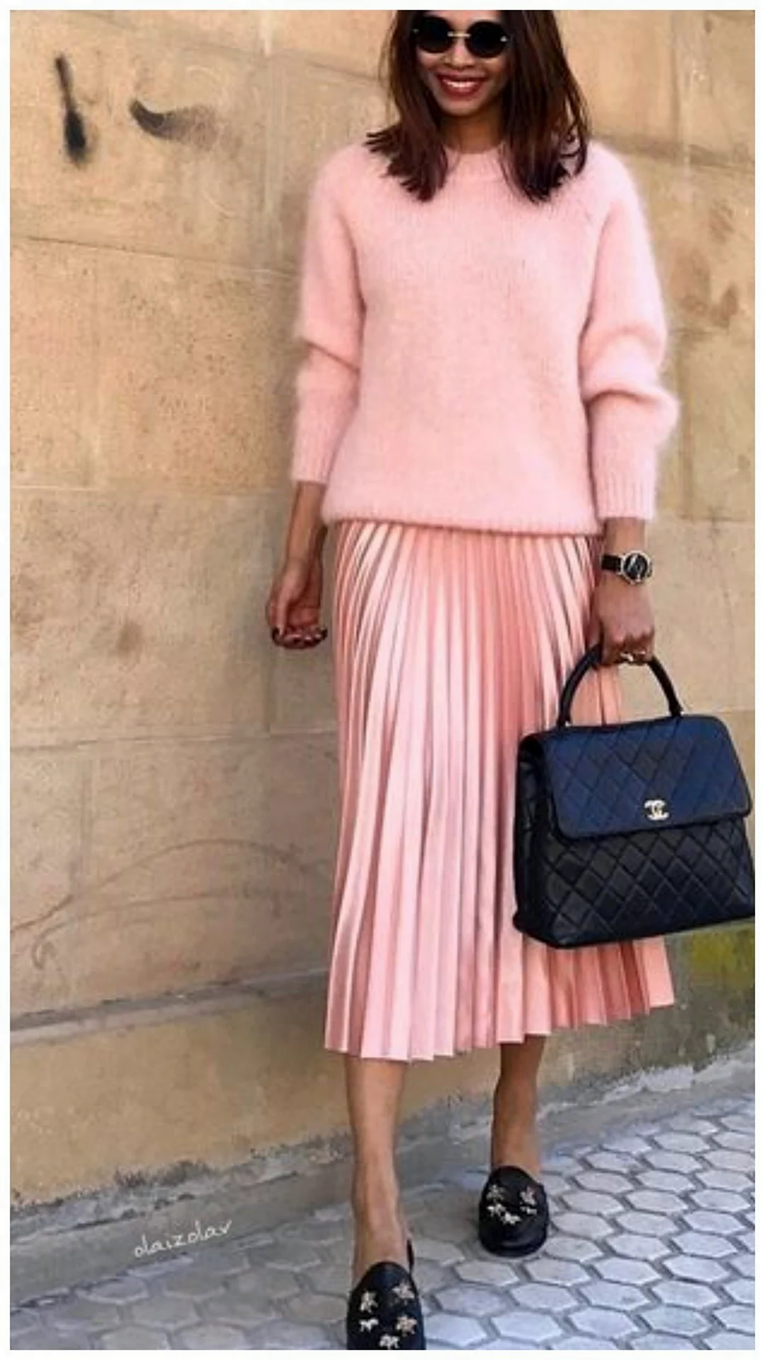 Розовый джемпер и юбка плиссе