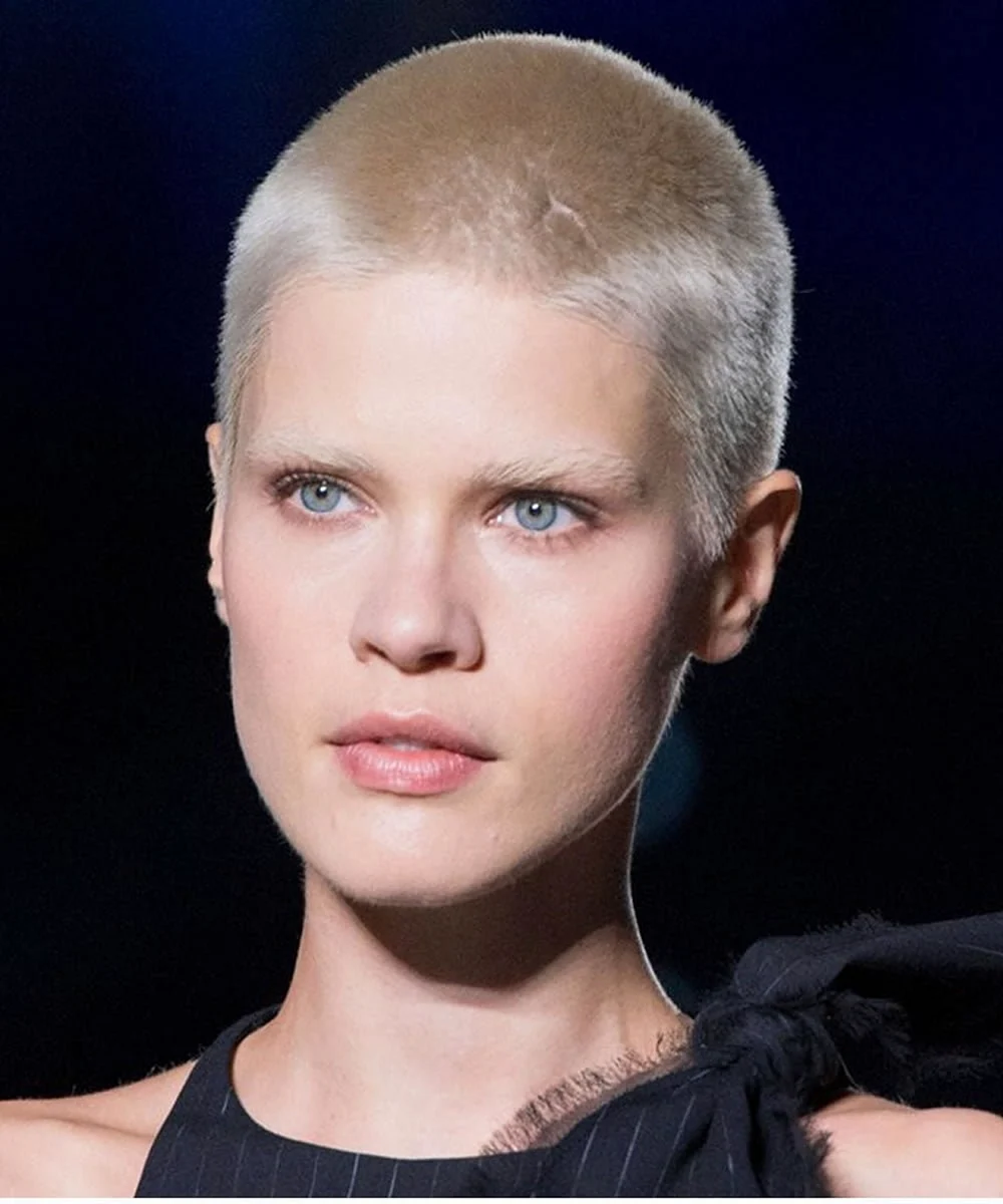 Натали Портман со стрижкой Ежик