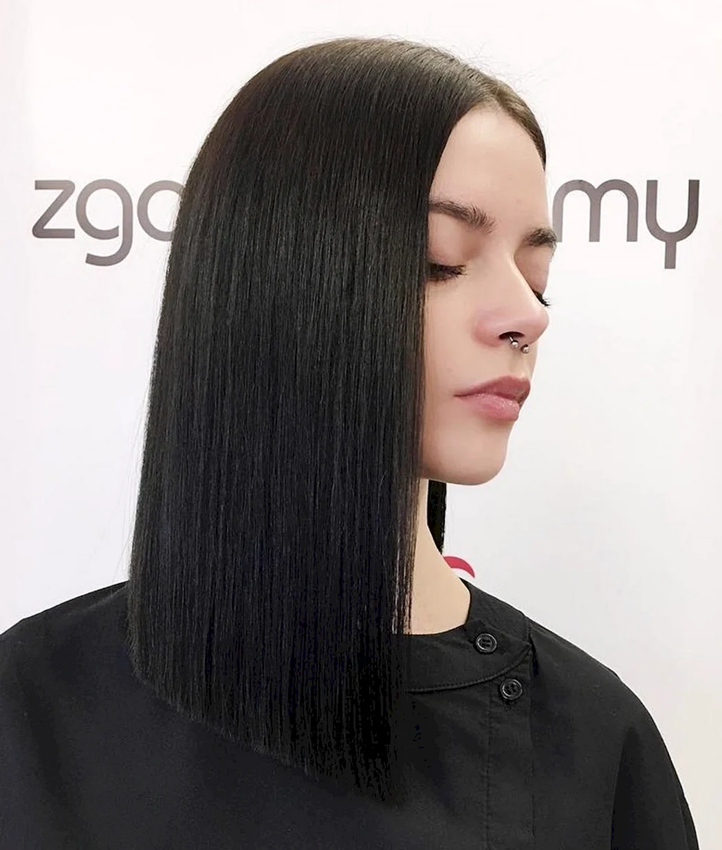 Черное удлиненное каре без челки