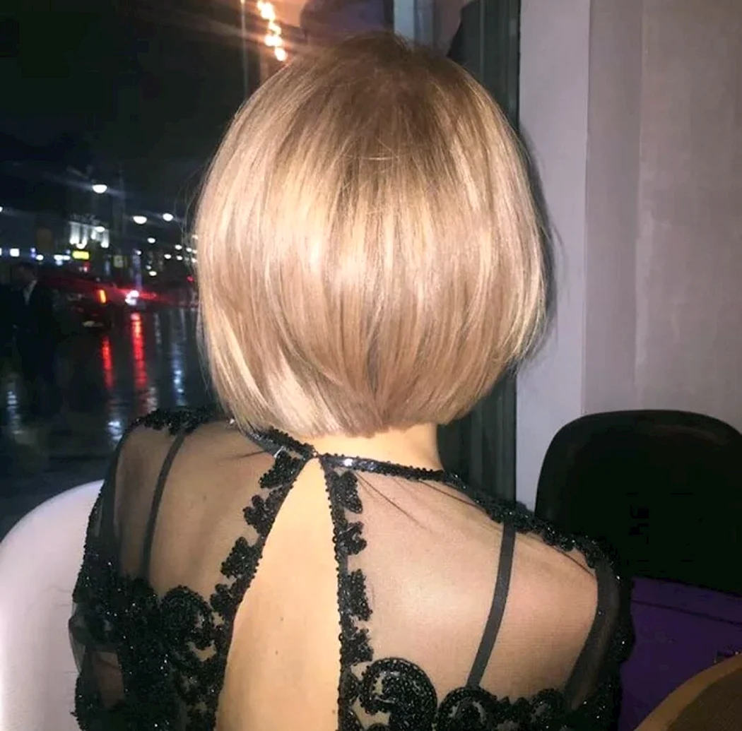 Блондинка с каре сзади