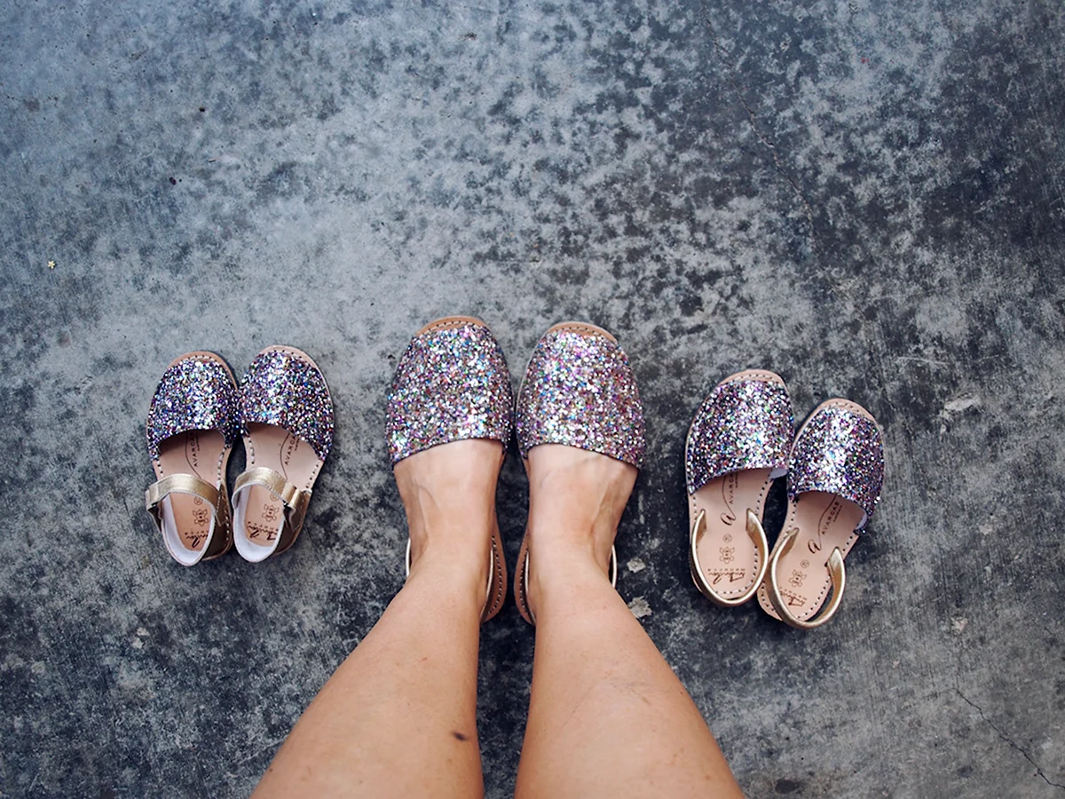 Абаркасы детские блестящие на ноге