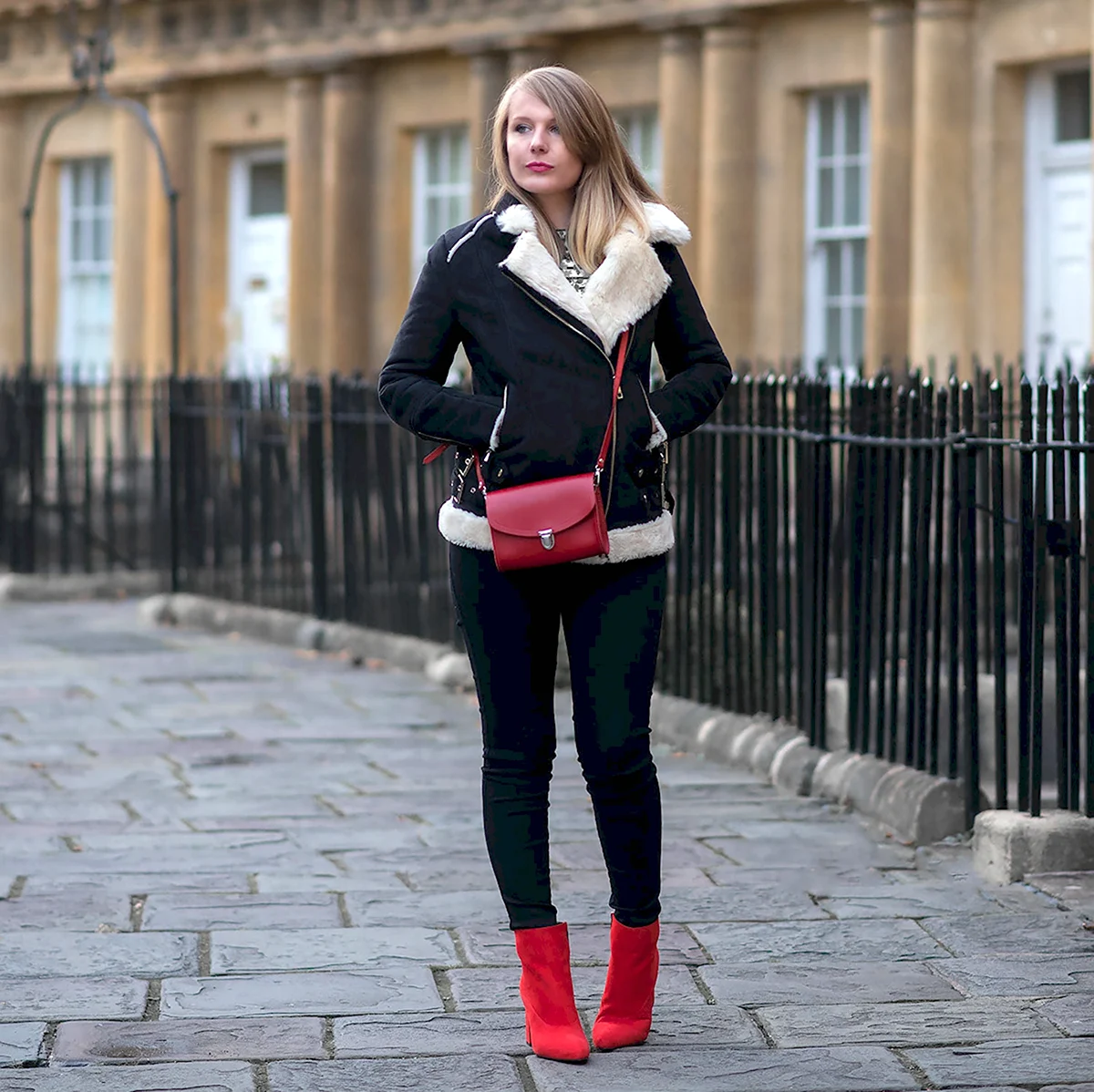 Девушка в красных ботильонах