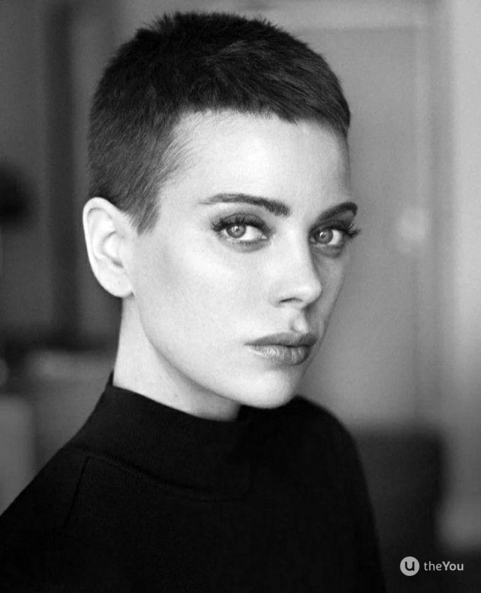 Эм ХЕТУИН С короткой стрижкой