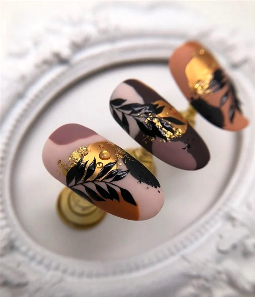 Поталь на ногтях