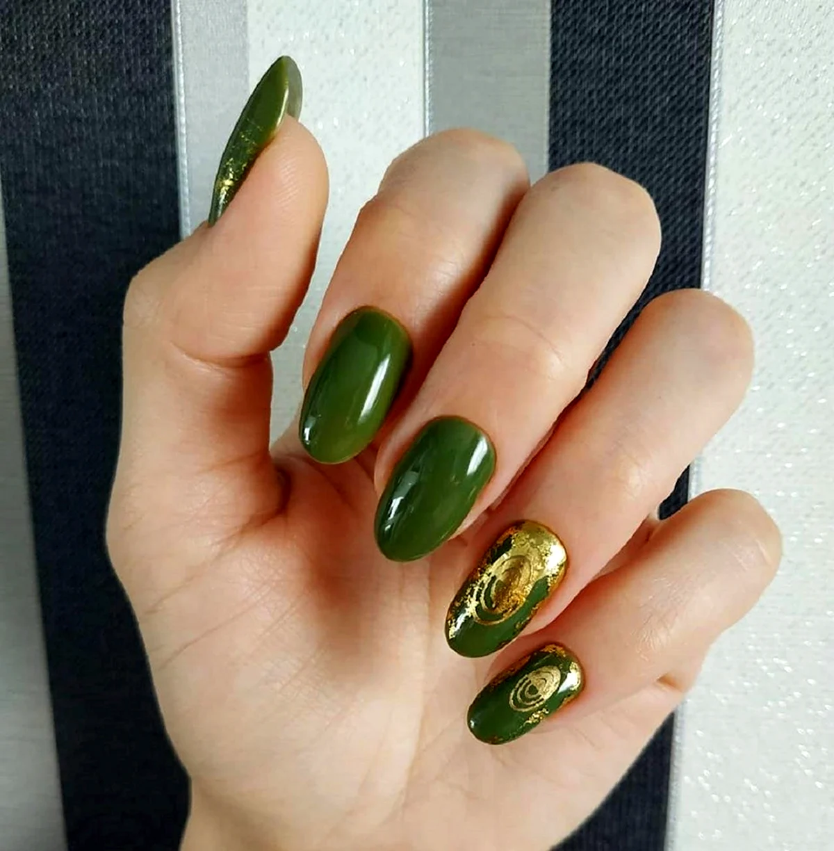 Маникюр зелень с золотом