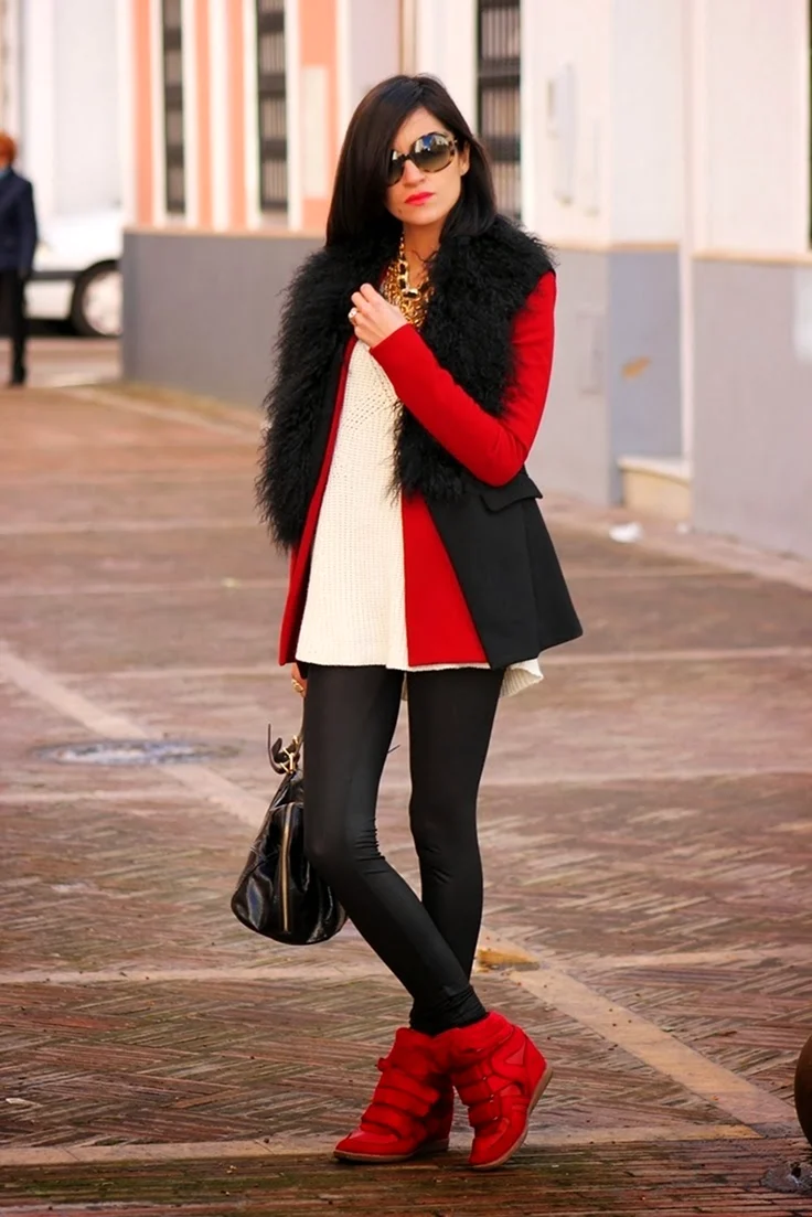 Красный свитер с лосинами