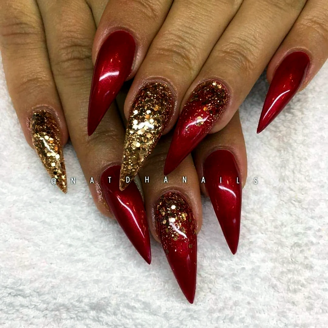 Красный френч на острых ногтях