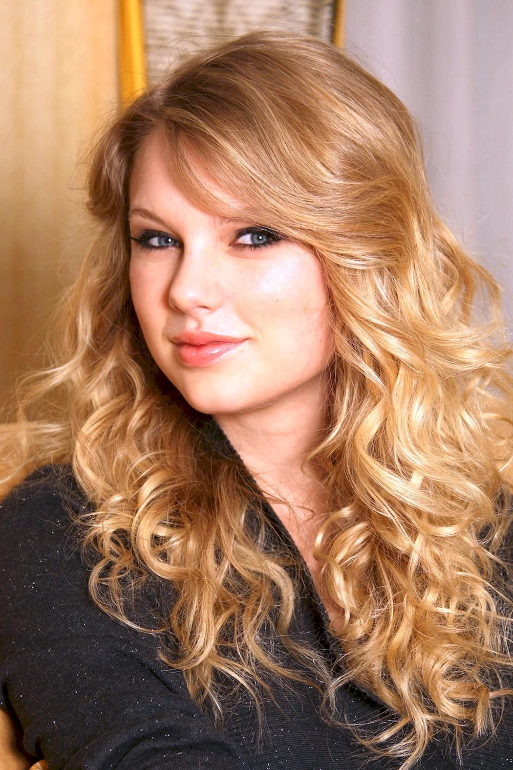 Тейлор Свифт с волнистыми волосами