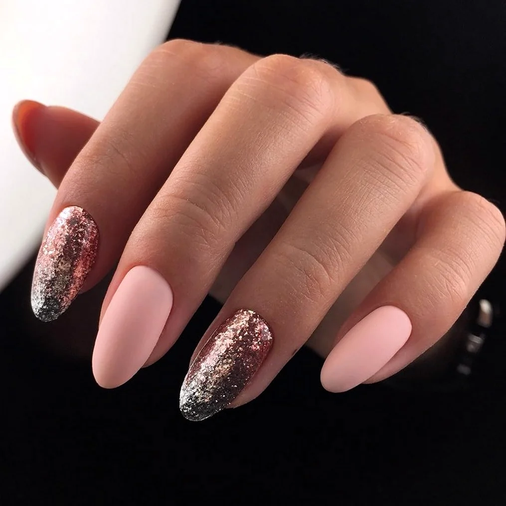 Маникюр с блёстками на миндальную форму