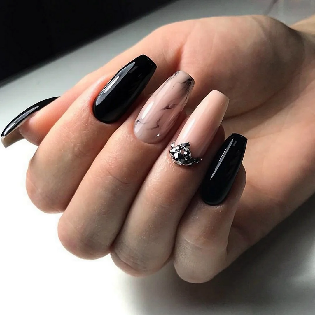 Ногти балерина черные