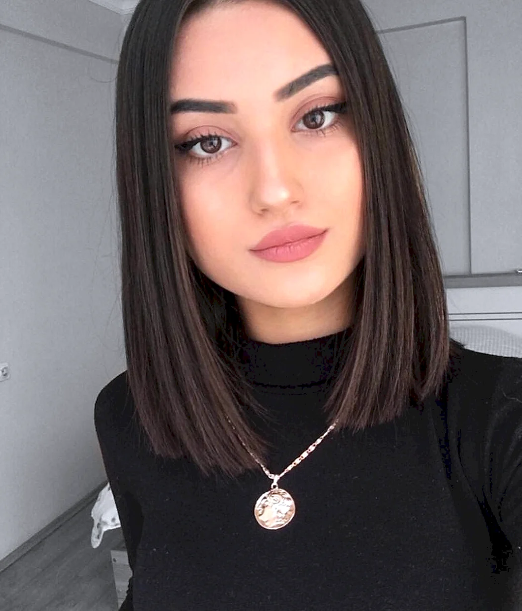 Прямое каре без челки 2022