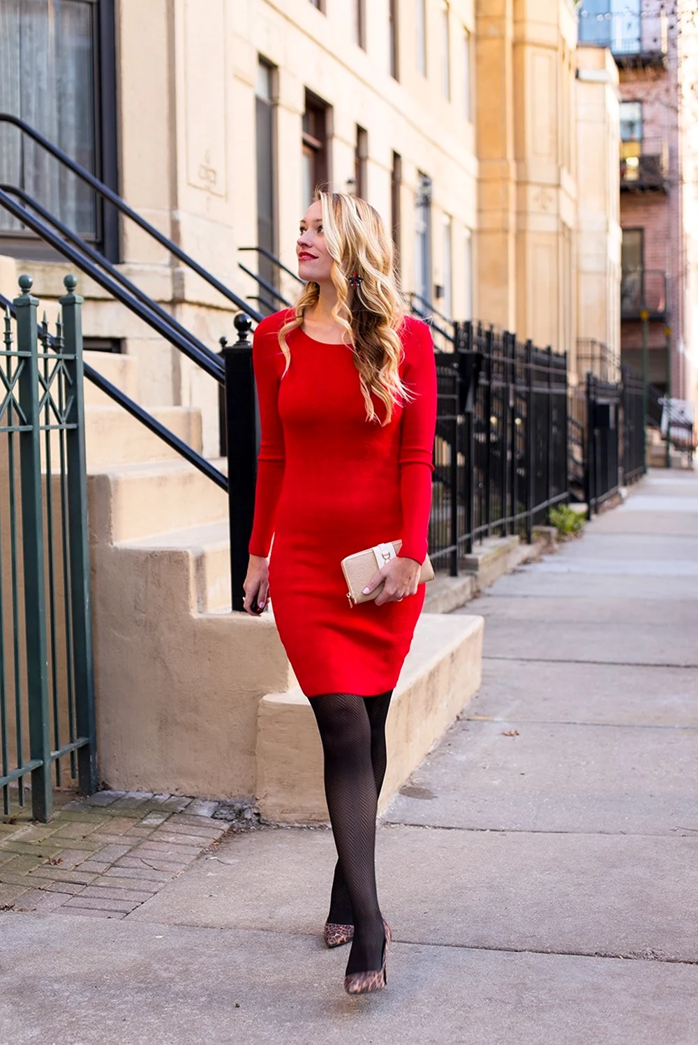 Черное платье с красными туфлями