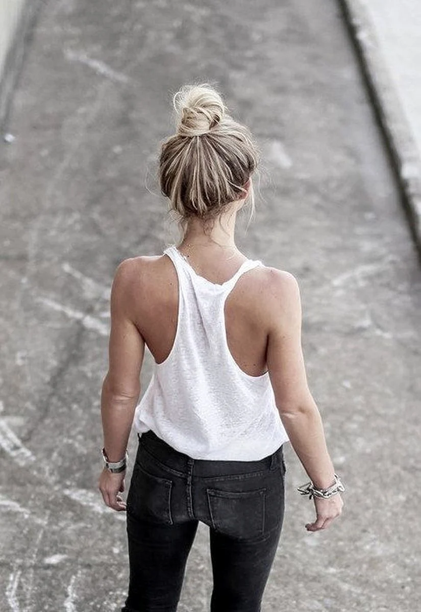 Блондинка с пучком со спины