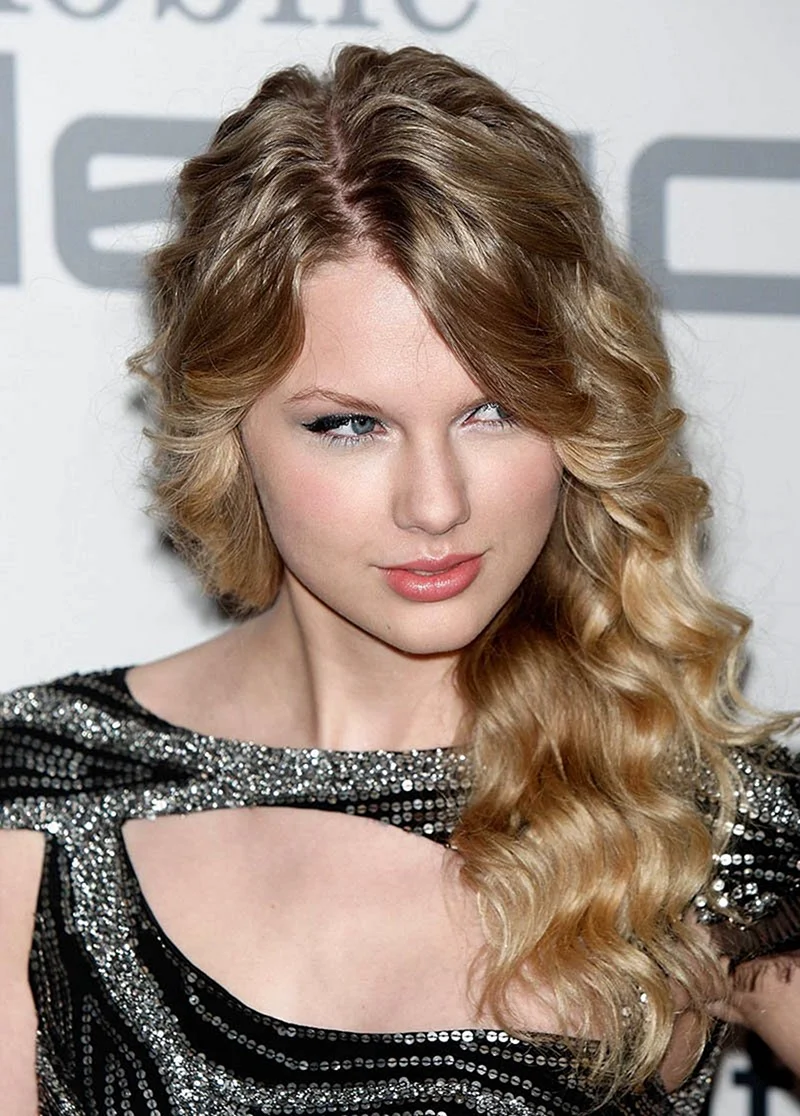 Тейлор Свифт с кудрями