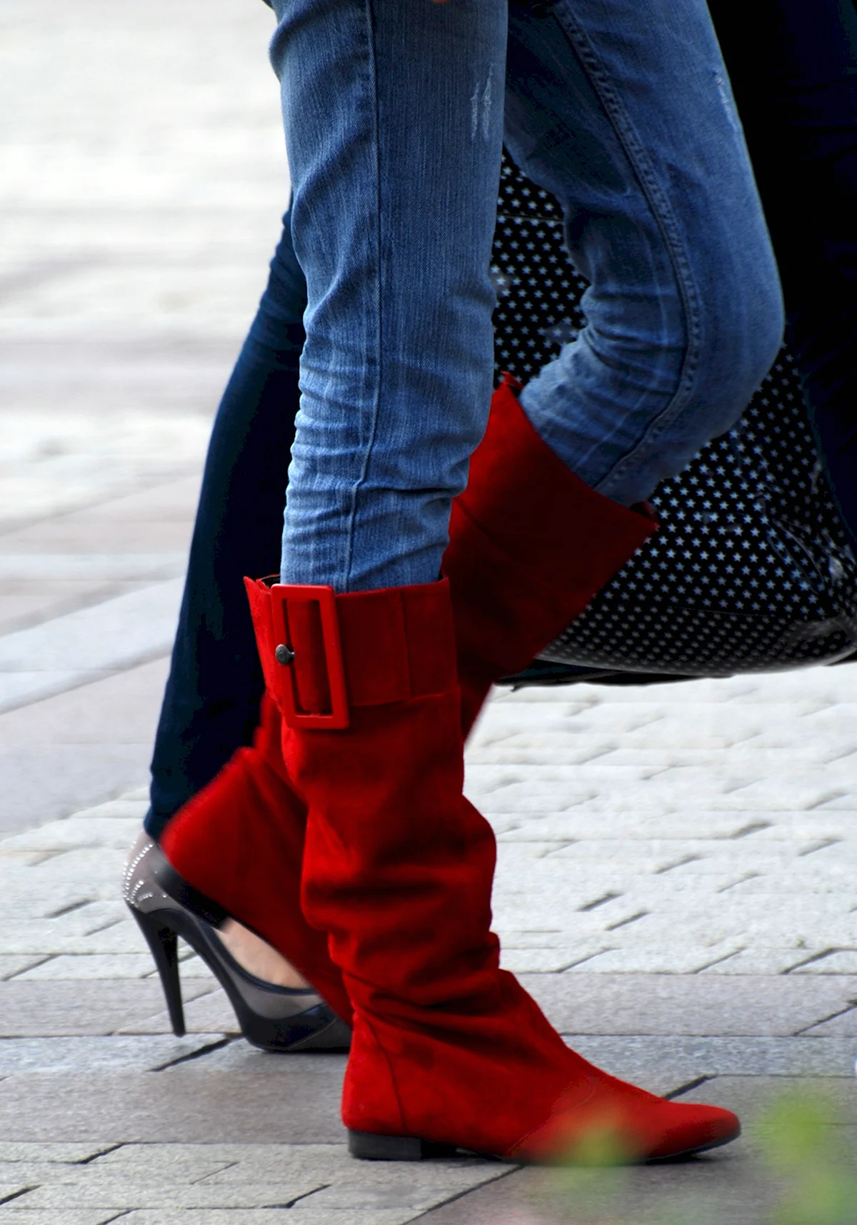 Красные ботинки