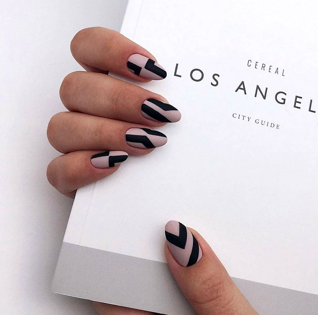 Минималистичный маникюр геометрия