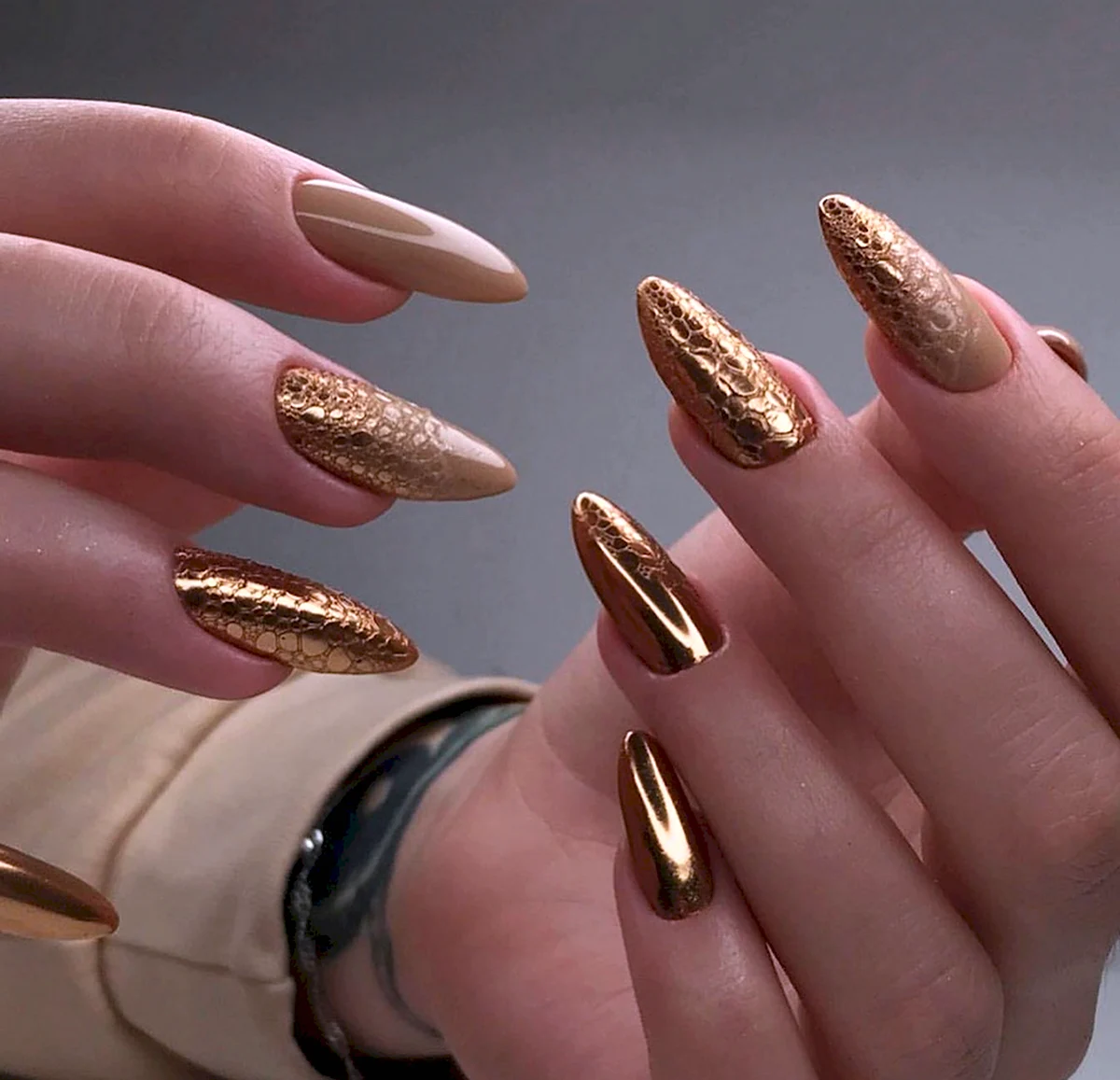 Маникюр осень 2022 модные золотой втиркой