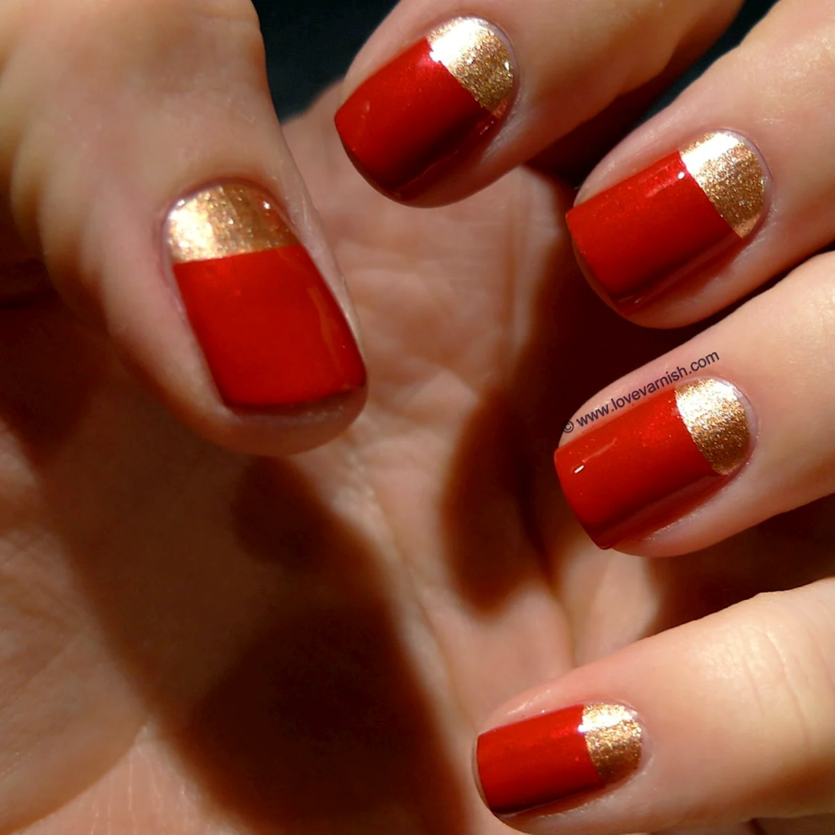 Маникюр красный с золотым